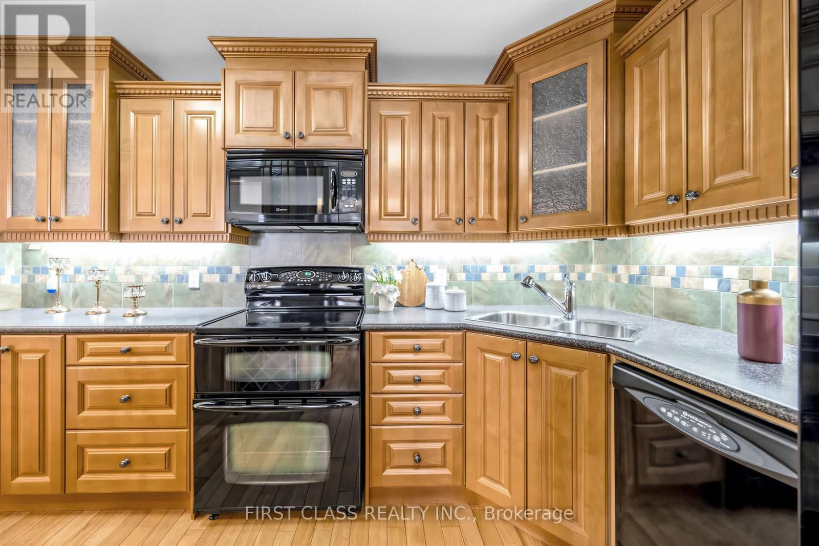 1007 - 362 THE EAST MALL ROAD Image 5