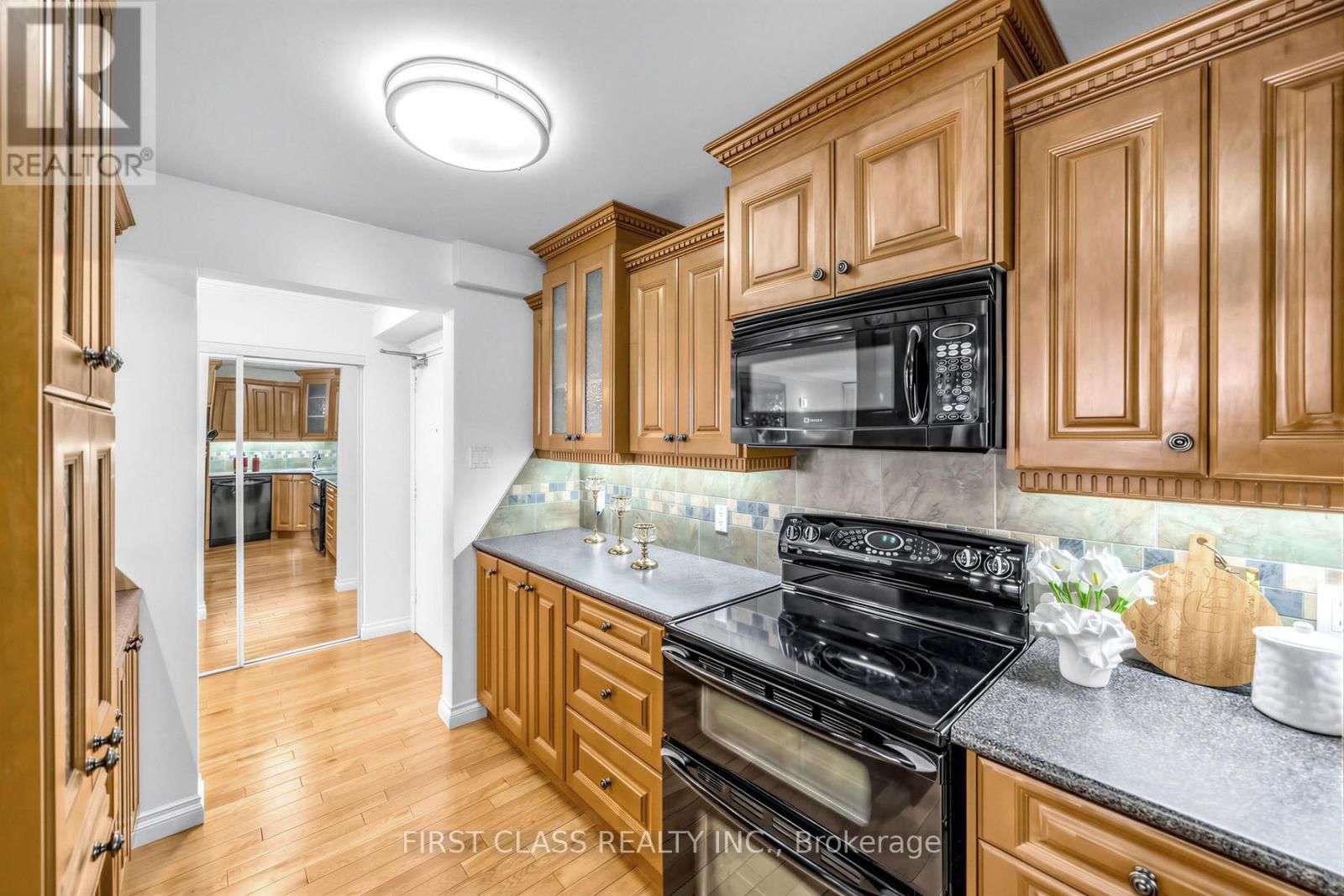 1007 - 362 THE EAST MALL ROAD Image 7