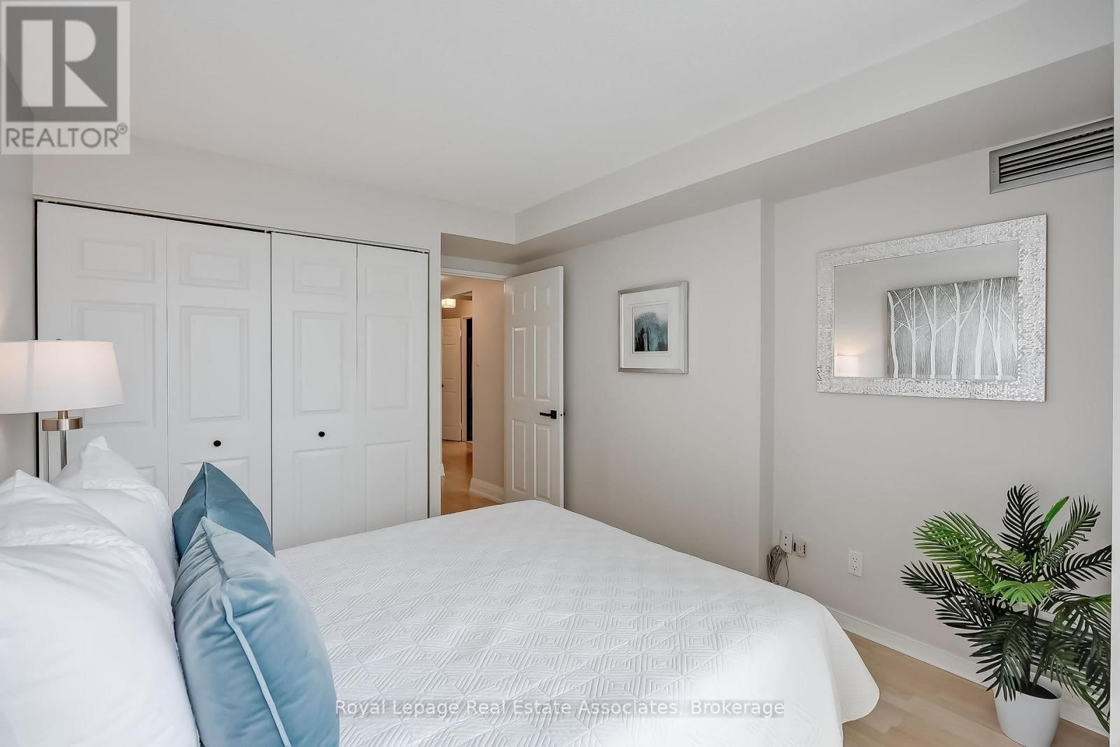 909 - 1155 BOUGH BEECHES BOULEVARD Image 32