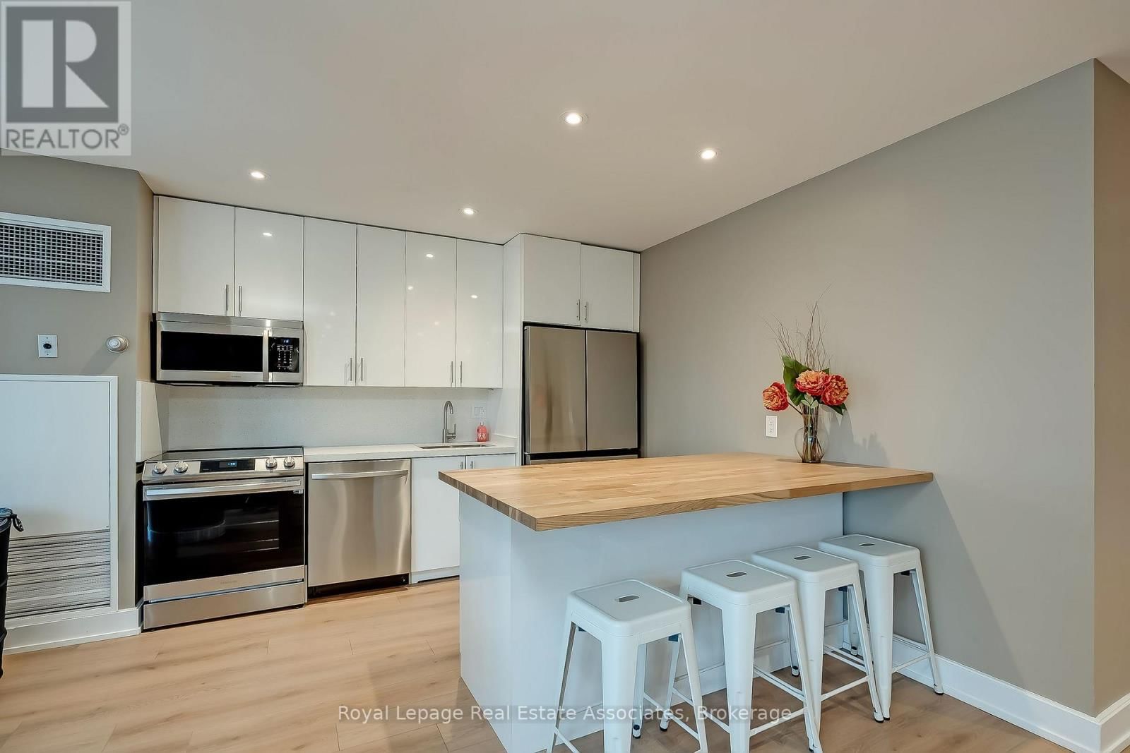 909 - 1155 BOUGH BEECHES BOULEVARD Image 38