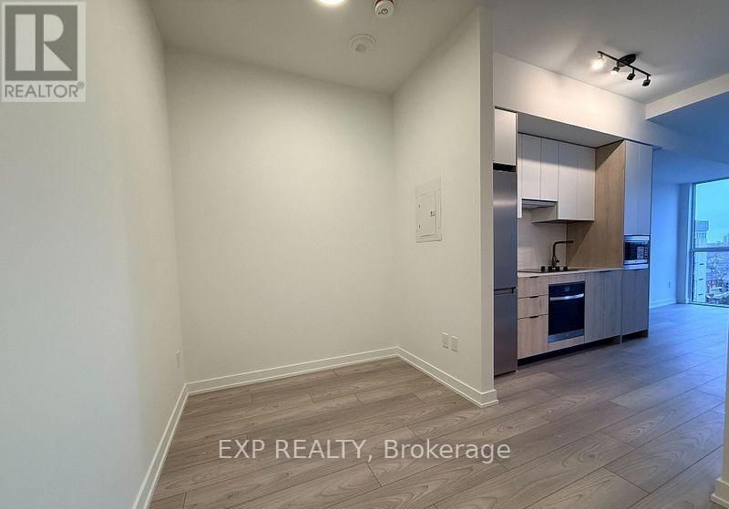 505 - 1007 THE QUEENSWAY WAY Image 3