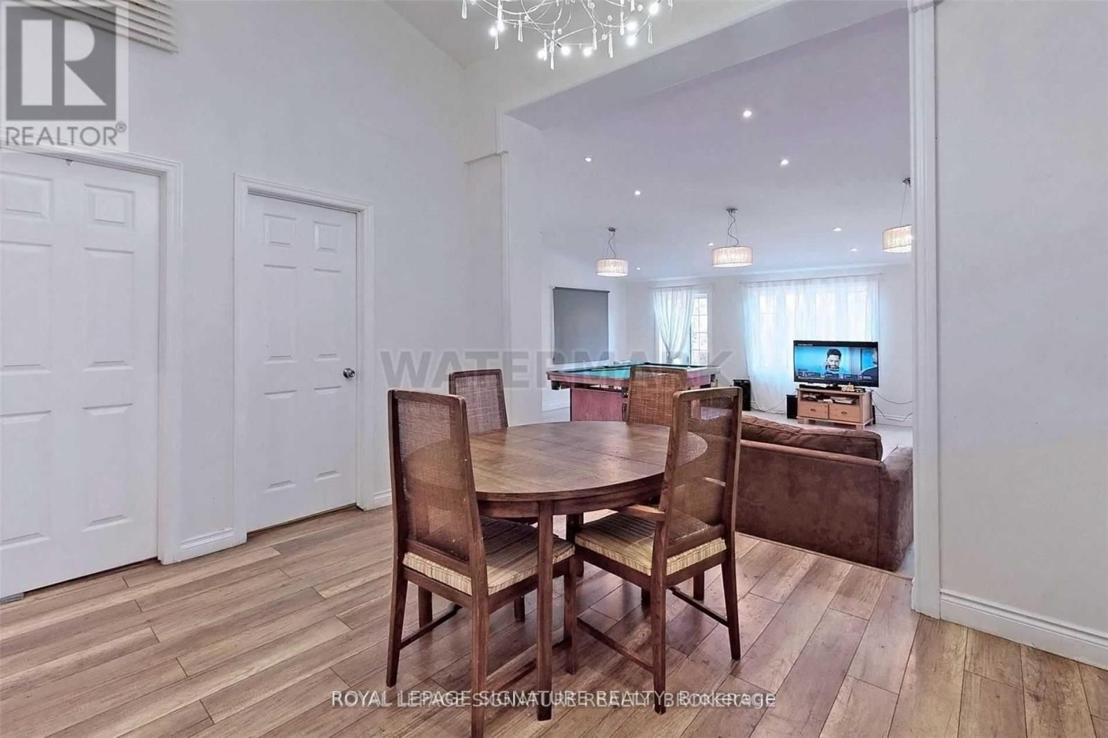 362A QUEEN STREET SOUTH Image 19