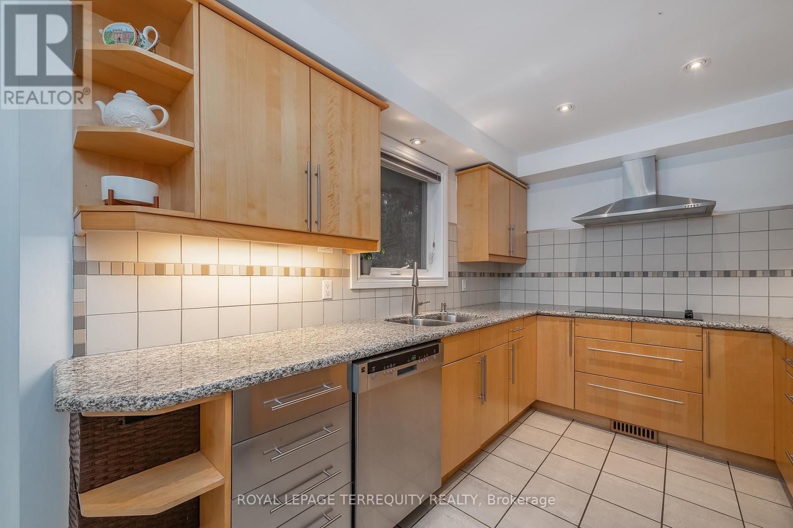 6 EARLINGTON AVENUE Image 12