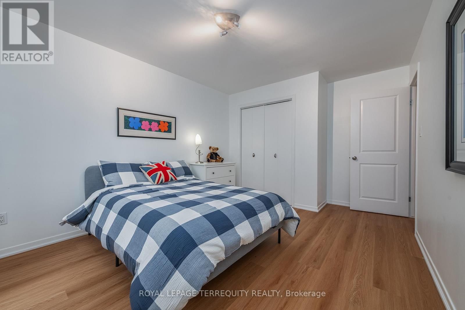 6 EARLINGTON AVENUE Image 27