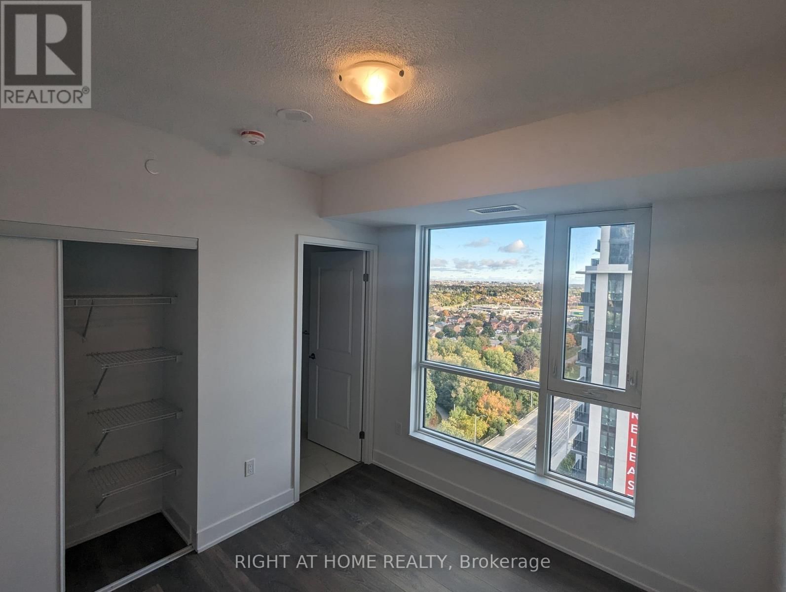 1607 - 202 BURNHAMTHORPE ROAD EAST Image 12