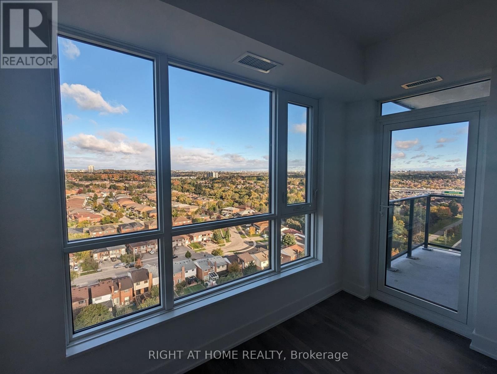 1607 - 202 BURNHAMTHORPE ROAD EAST Image 14