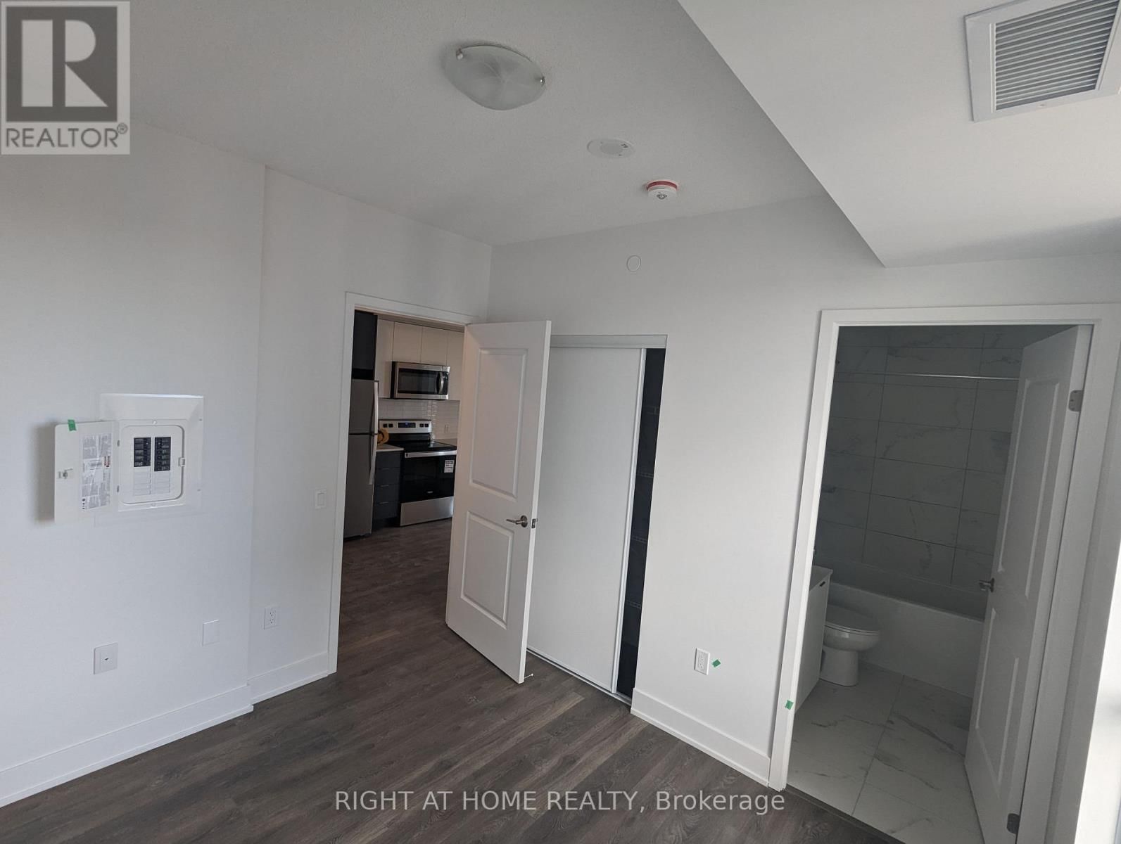 1607 - 202 BURNHAMTHORPE ROAD EAST Image 15