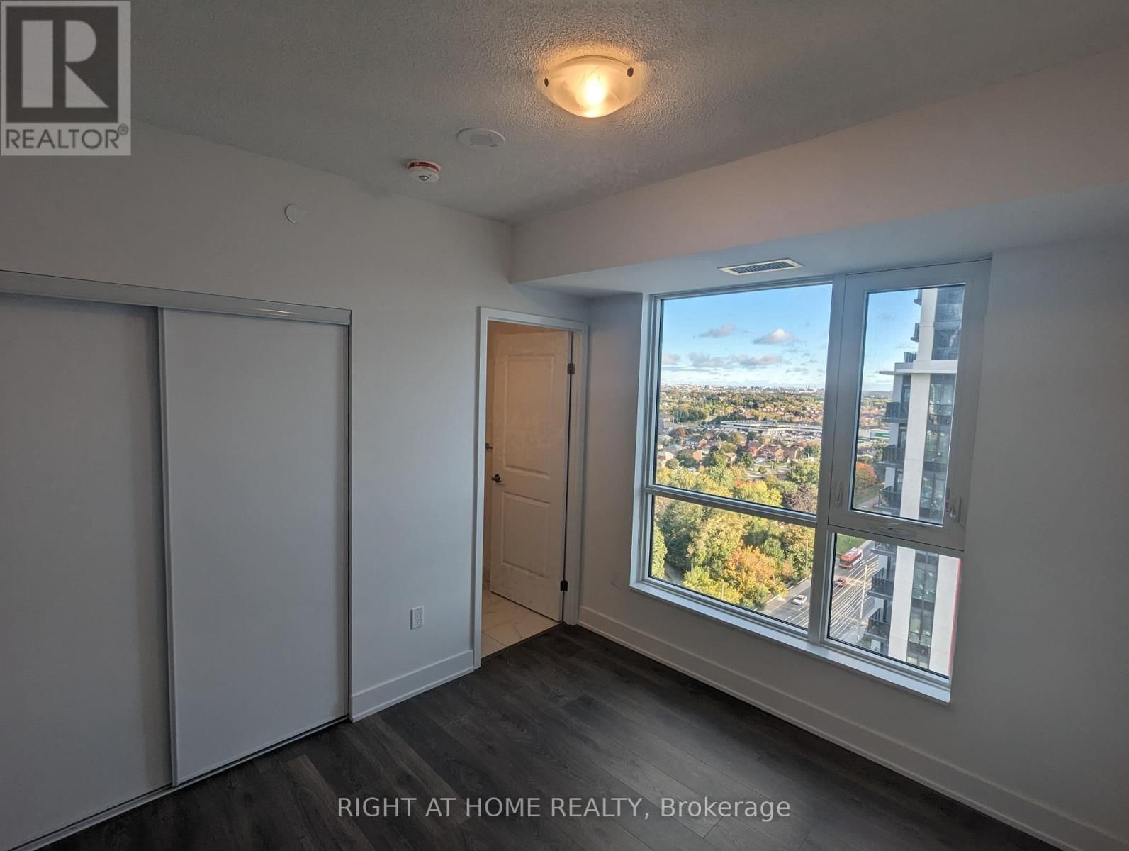 1607 - 202 BURNHAMTHORPE ROAD EAST Image 18