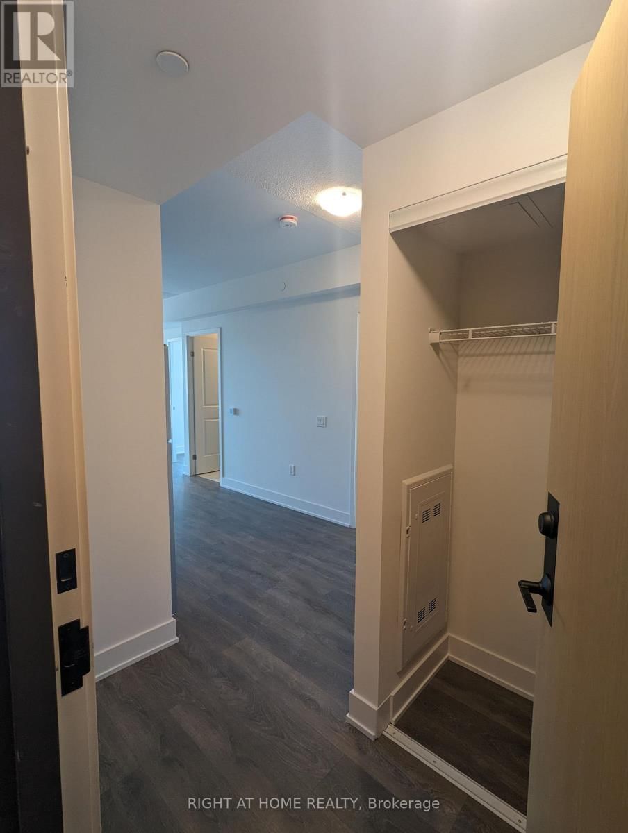 1607 - 202 BURNHAMTHORPE ROAD EAST Image 3