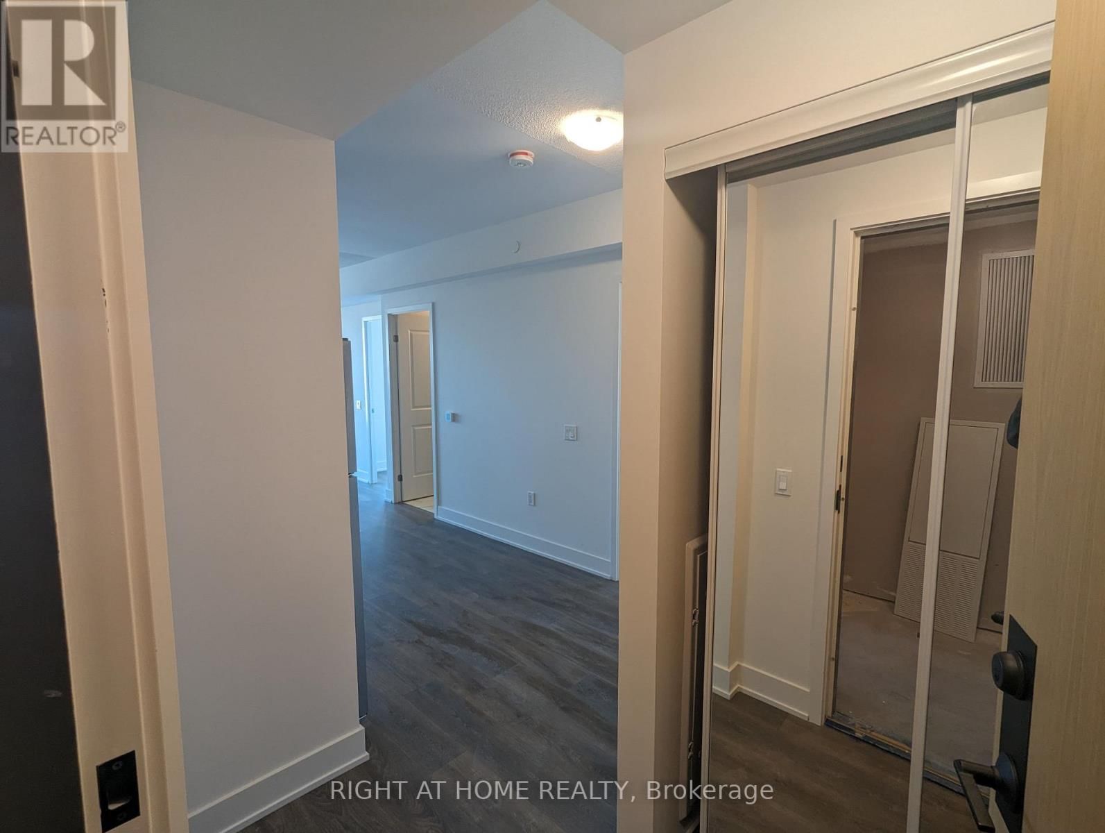 1607 - 202 BURNHAMTHORPE ROAD EAST Image 4