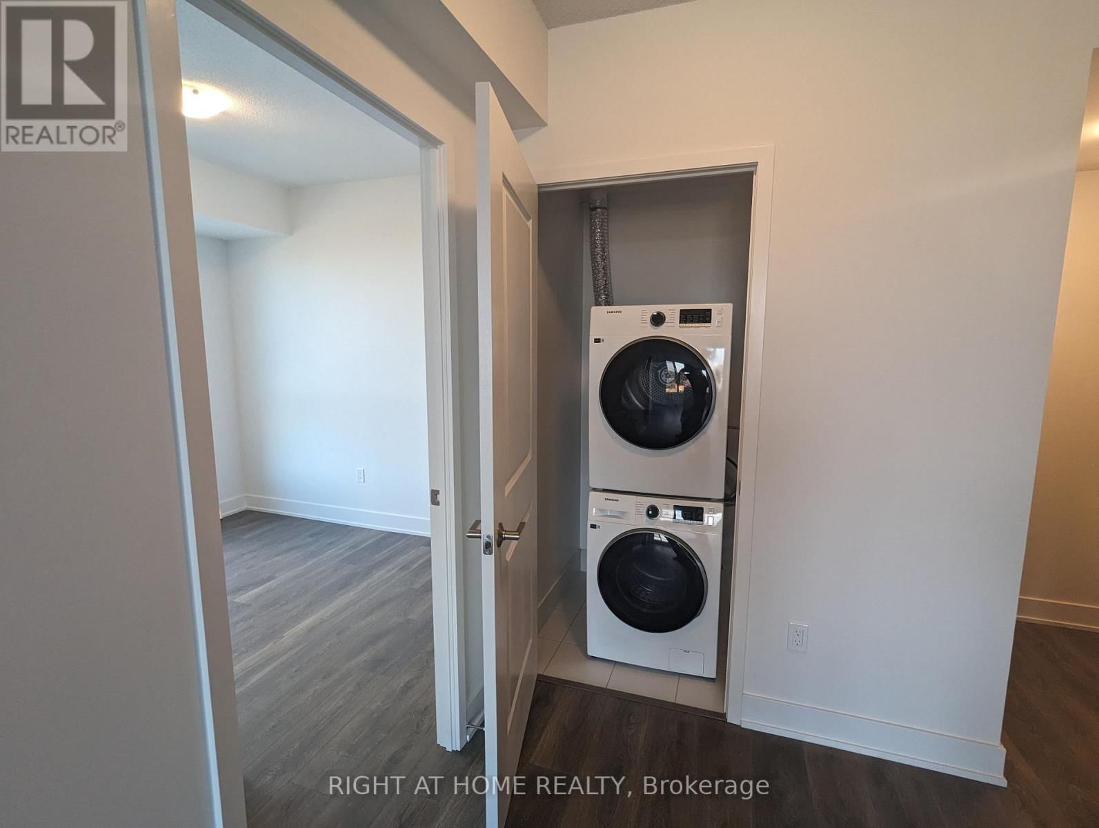 1607 - 202 BURNHAMTHORPE ROAD EAST Image 6