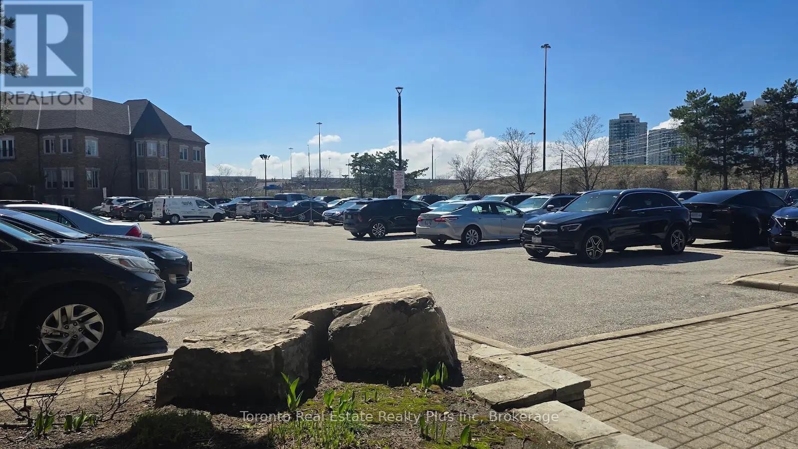 #100 - 53 VILLAGE CENTRE PLACE Image 4