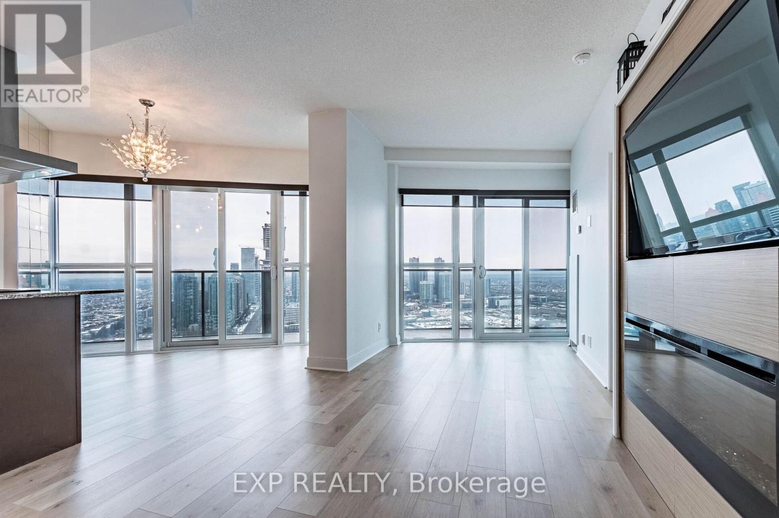 4004 - 60 ABSOLUTE AVENUE Image 2