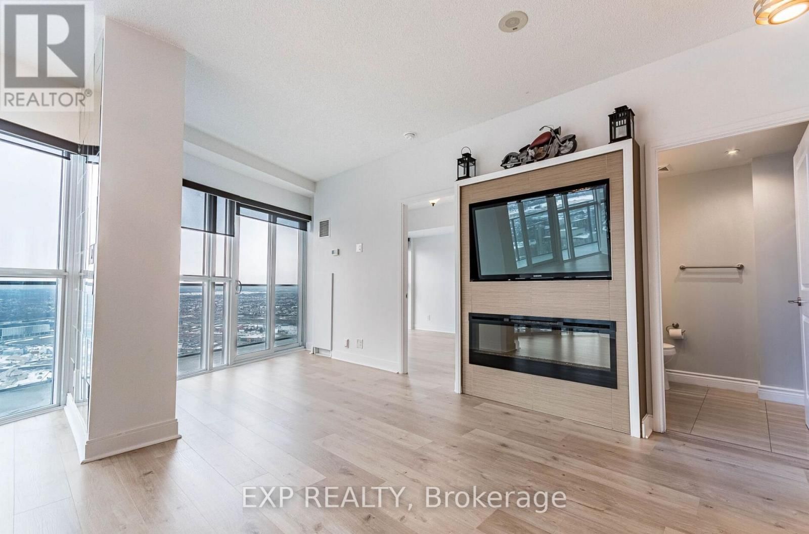 4004 - 60 ABSOLUTE AVENUE Image 3