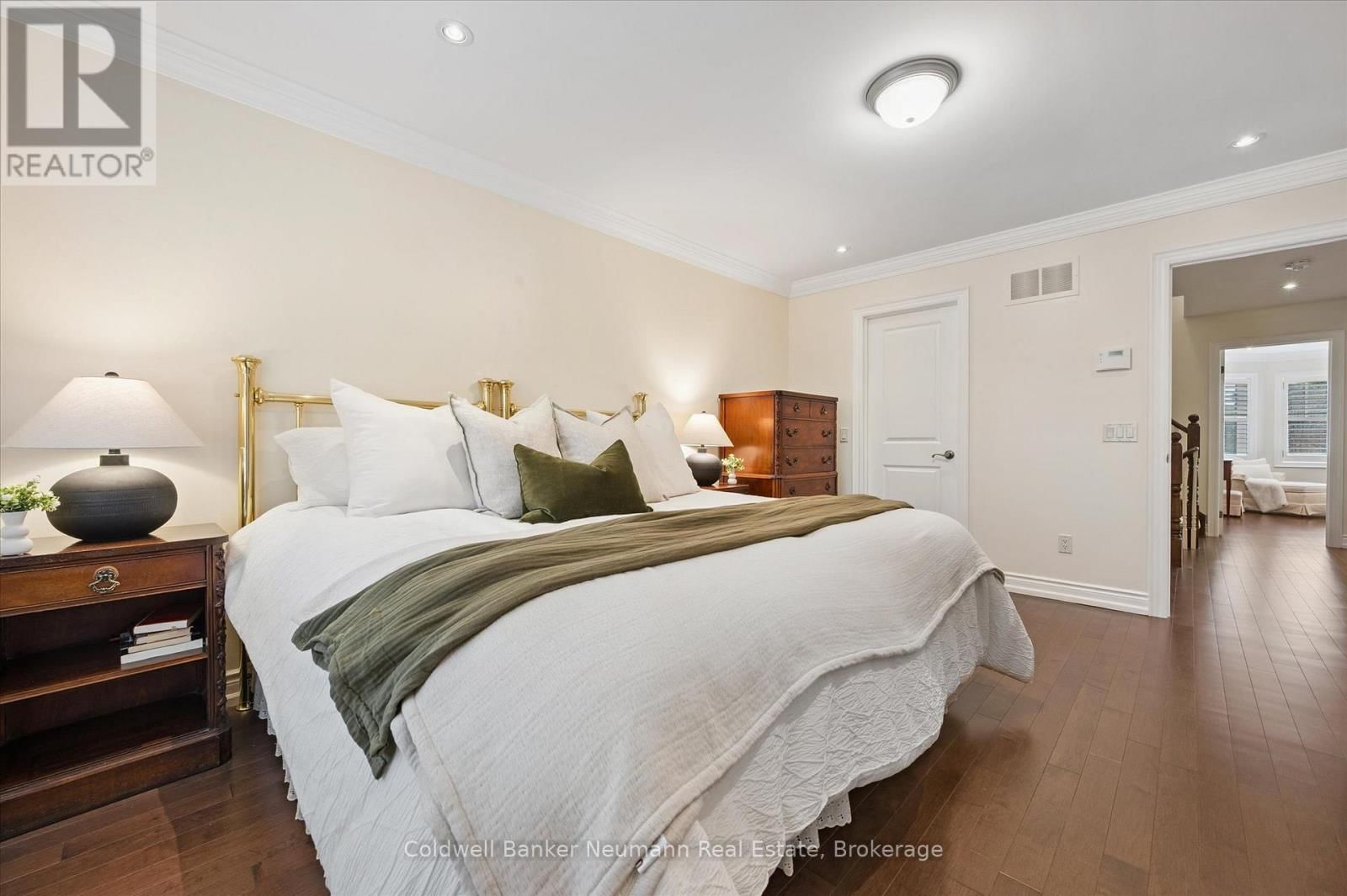 10 - 2061 MARIA STREET Image 26