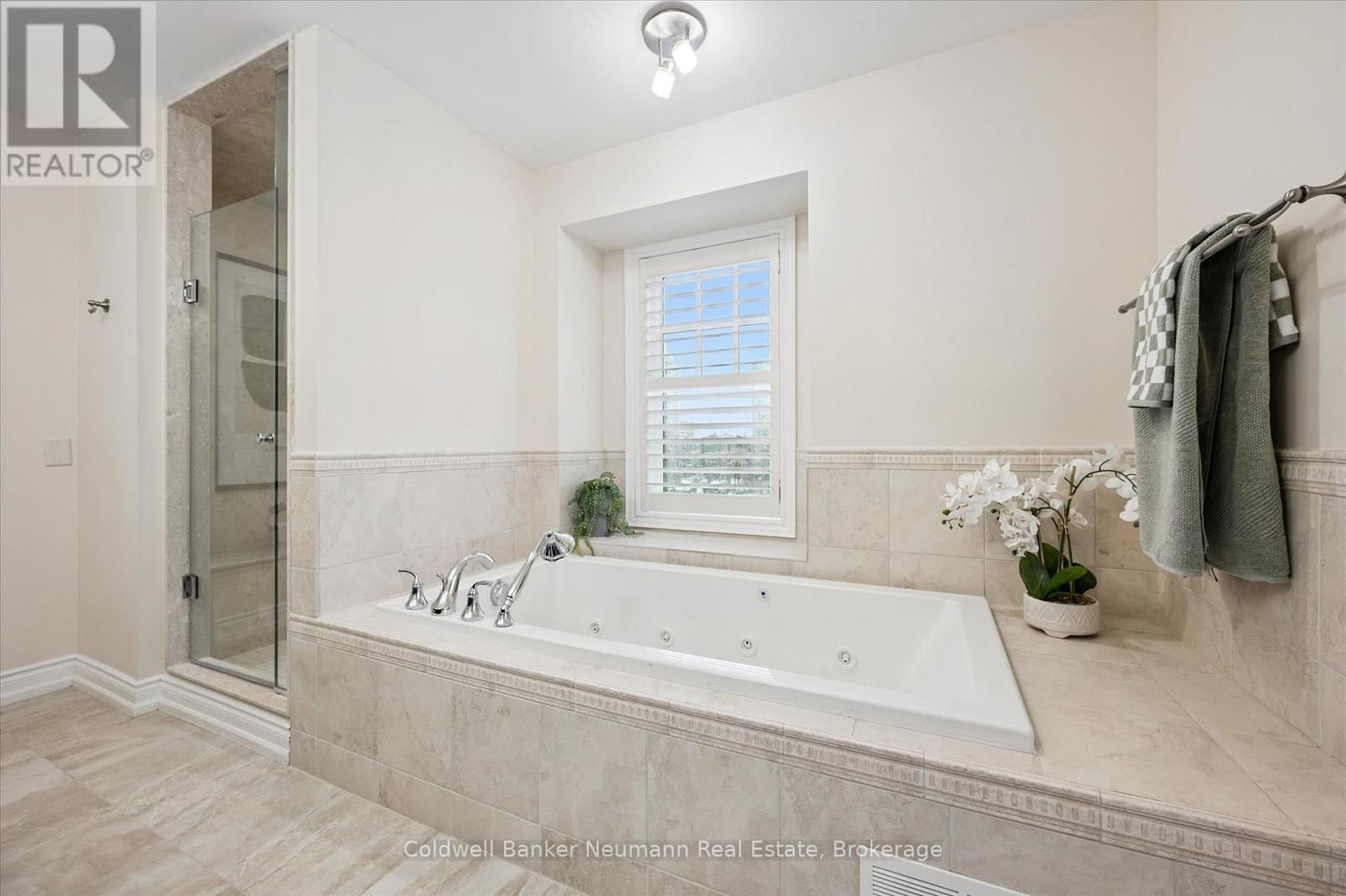 10 - 2061 MARIA STREET Image 27