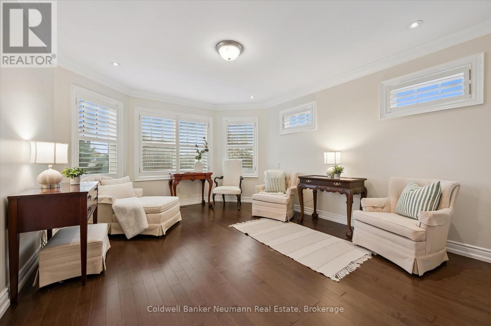 10 - 2061 MARIA STREET Image 32