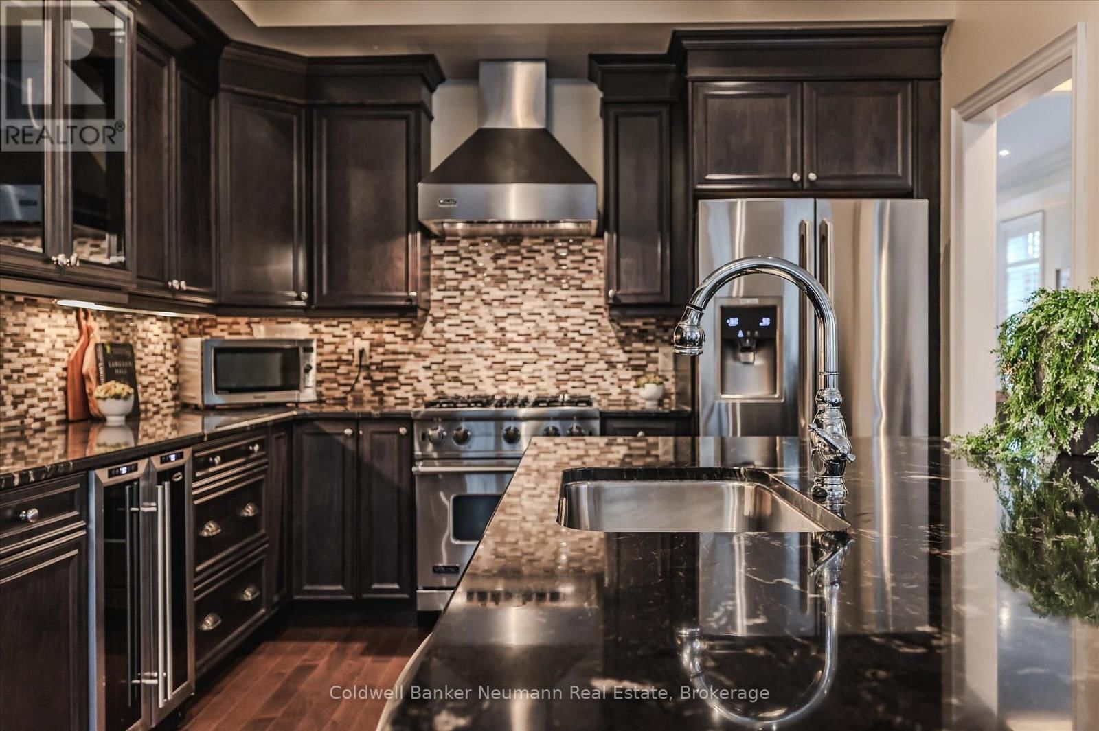 10 - 2061 MARIA STREET Image 33