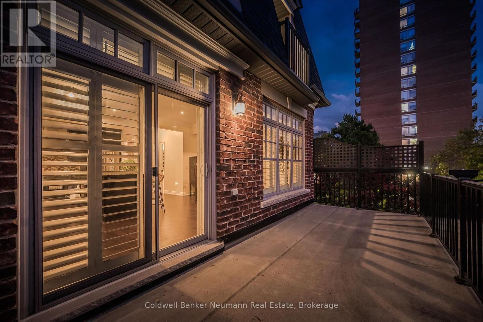 10 - 2061 MARIA STREET Image 38