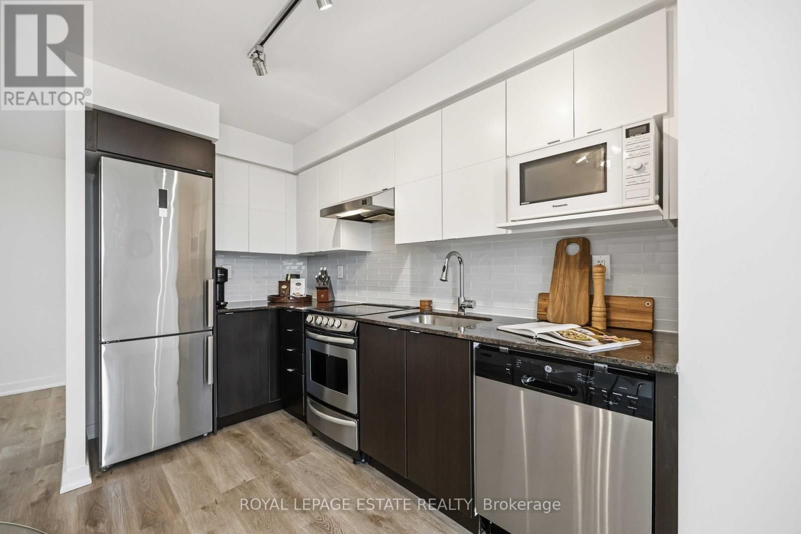 1505 - 160 FLEMINGTON ROAD Image 10