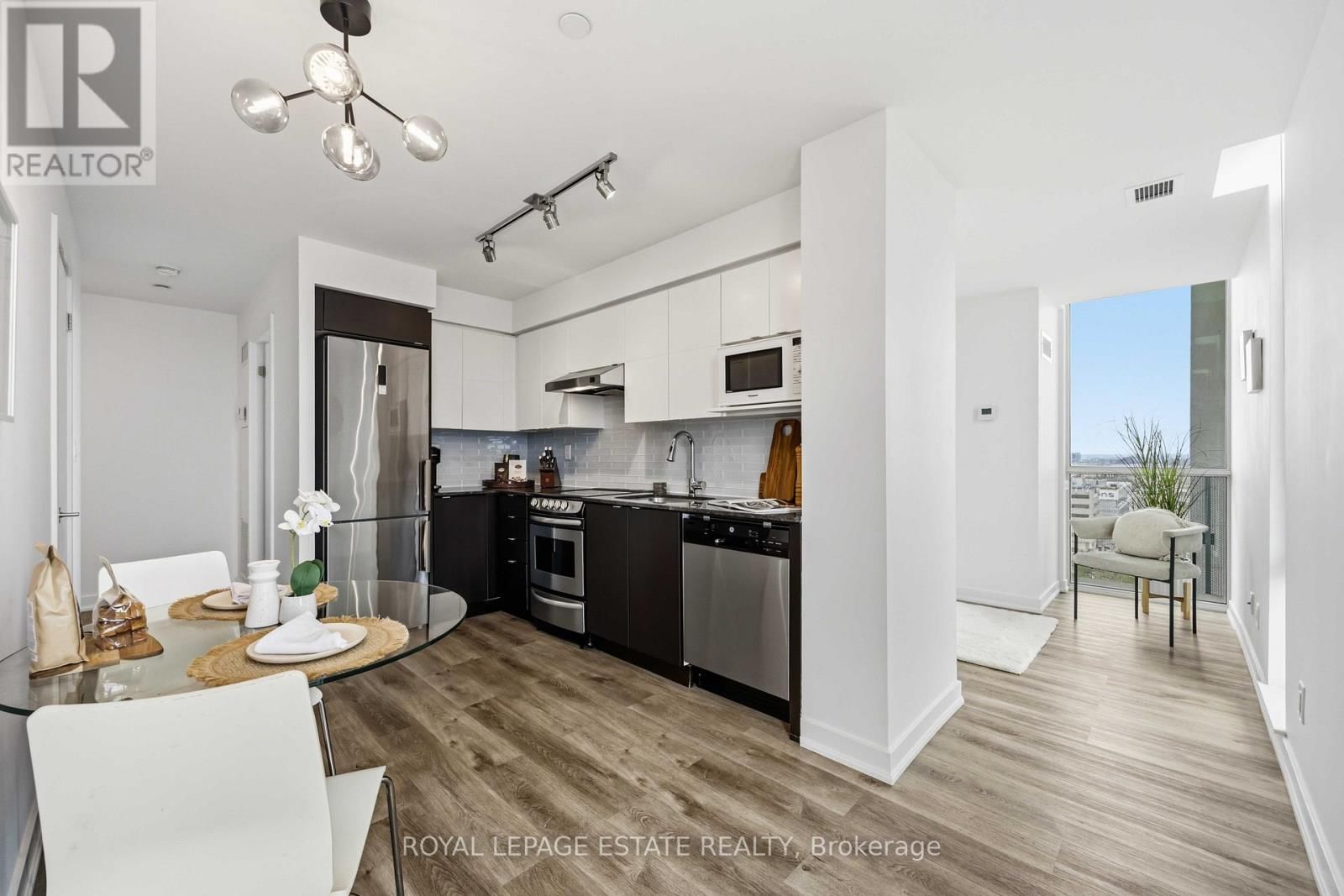 1505 - 160 FLEMINGTON ROAD Image 9