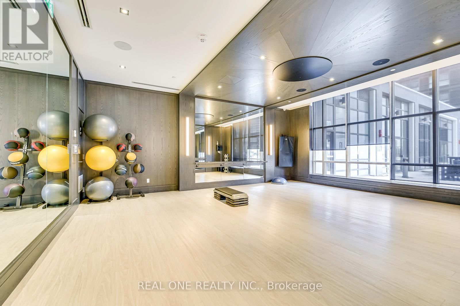 2619 - 9 MABELLE AVENUE Image 23