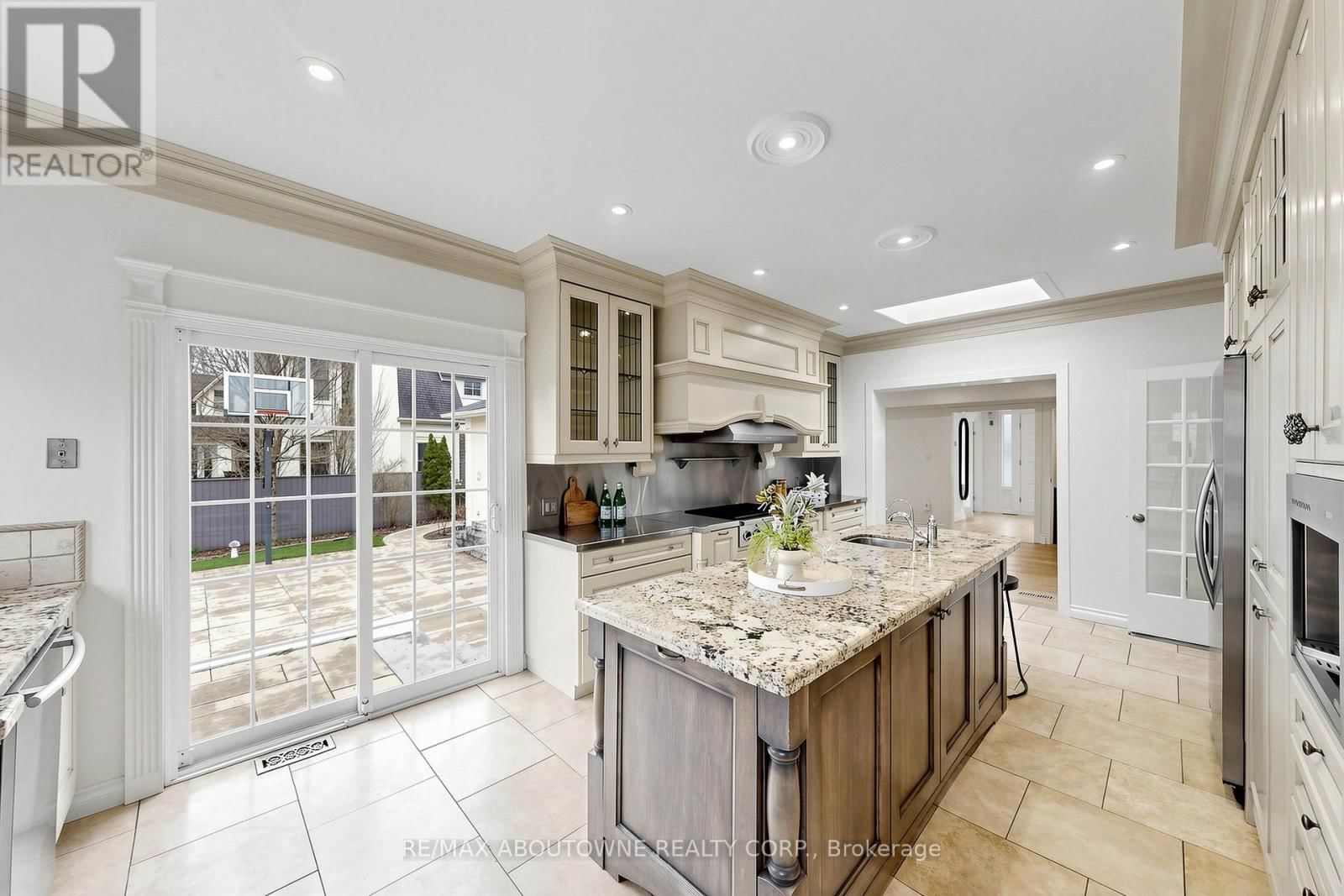 1316 CAMBRIDGE DRIVE Image 12