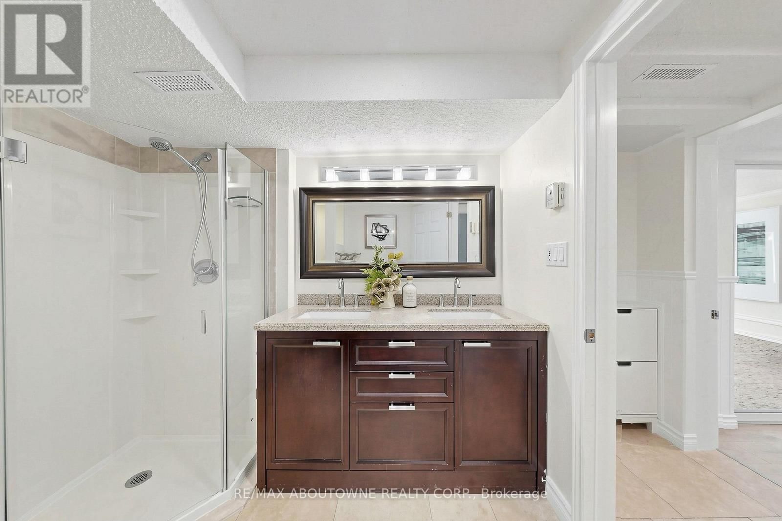 1316 CAMBRIDGE DRIVE Image 20