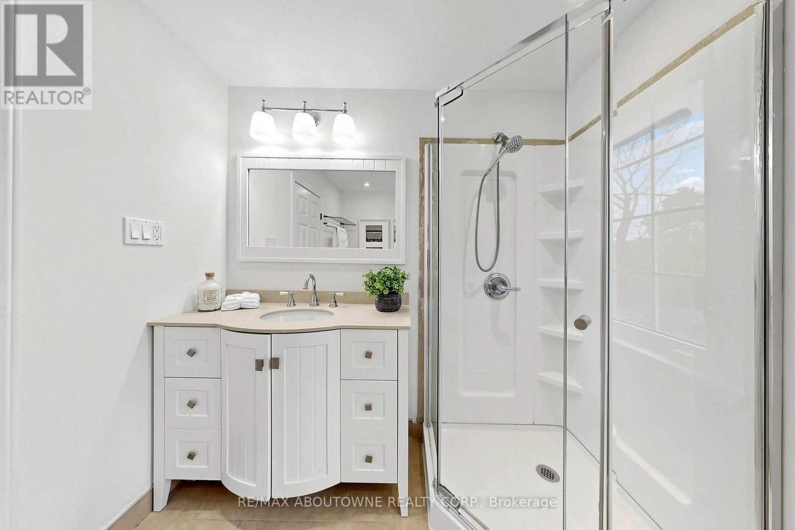 1316 CAMBRIDGE DRIVE Image 30