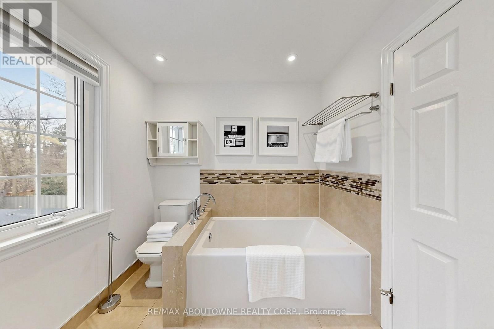 1316 CAMBRIDGE DRIVE Image 31