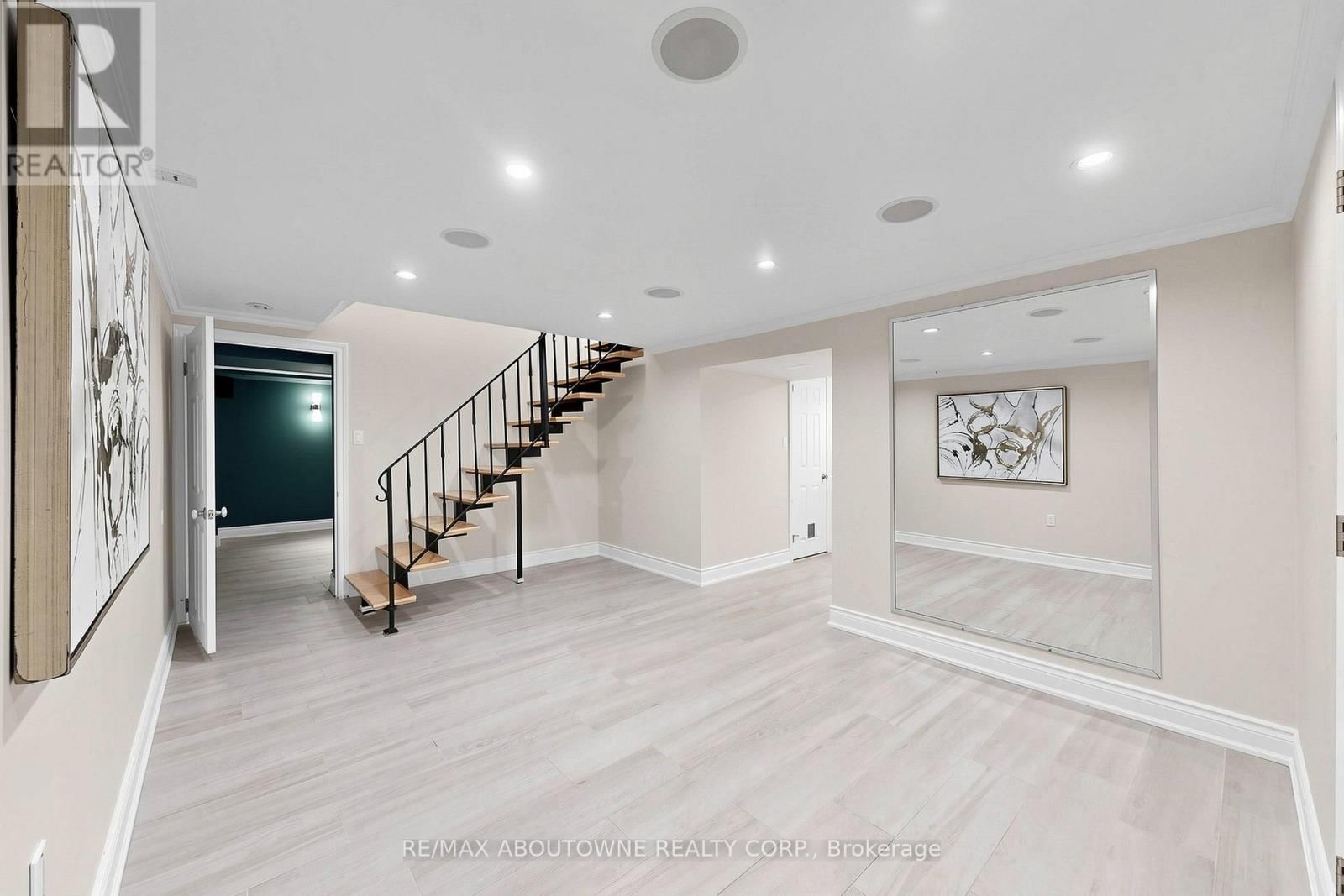 1316 CAMBRIDGE DRIVE Image 32