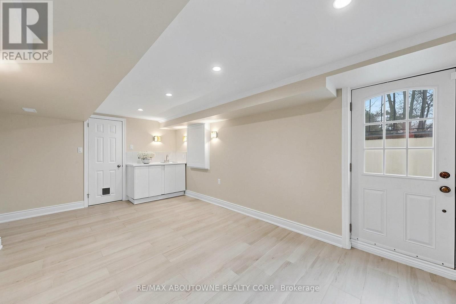 1316 CAMBRIDGE DRIVE Image 34