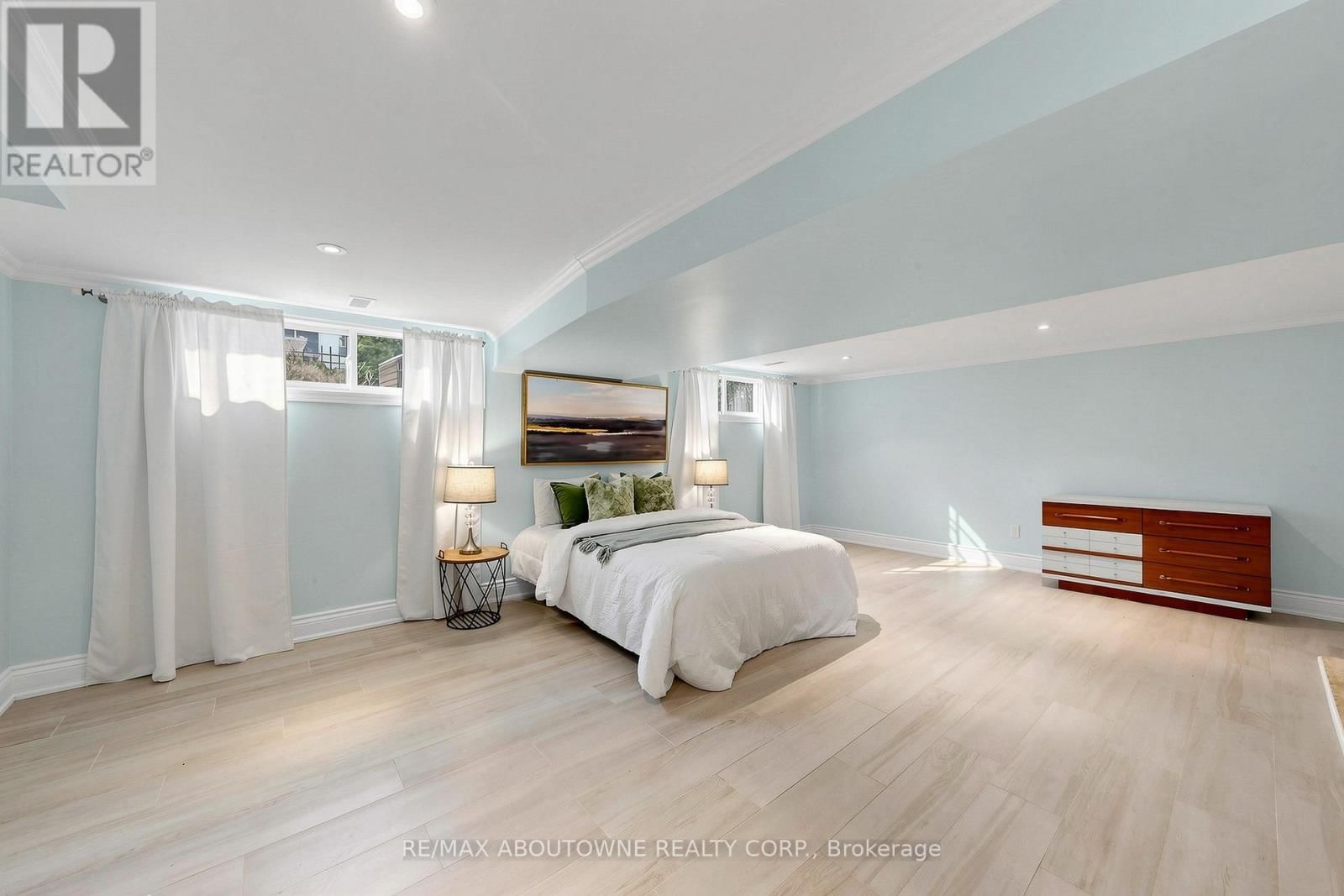 1316 CAMBRIDGE DRIVE Image 35