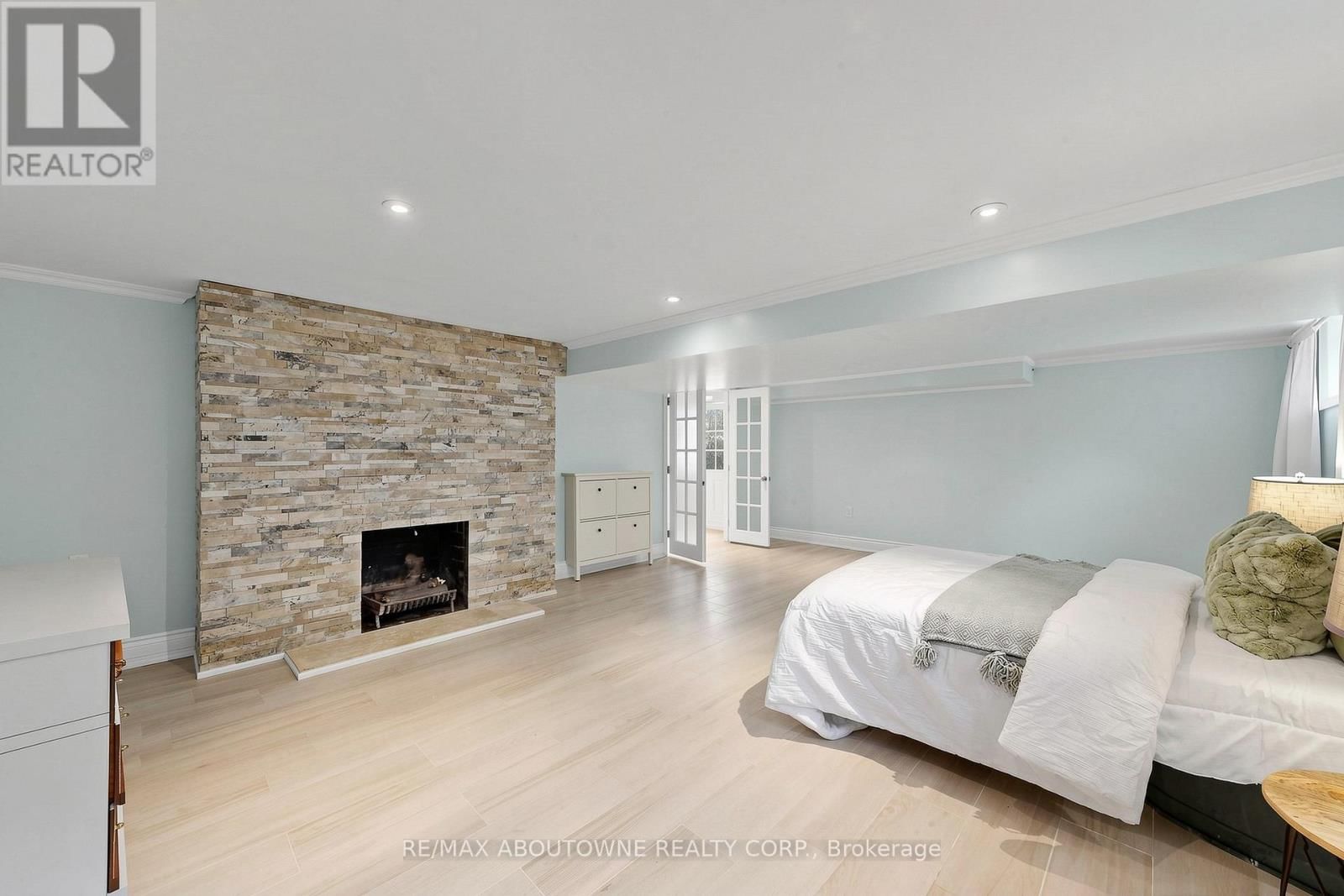 1316 CAMBRIDGE DRIVE Image 36