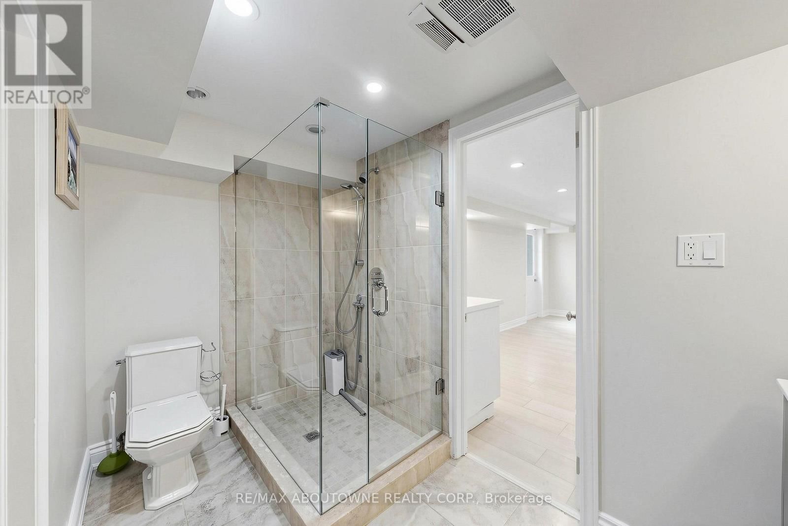 1316 CAMBRIDGE DRIVE Image 37