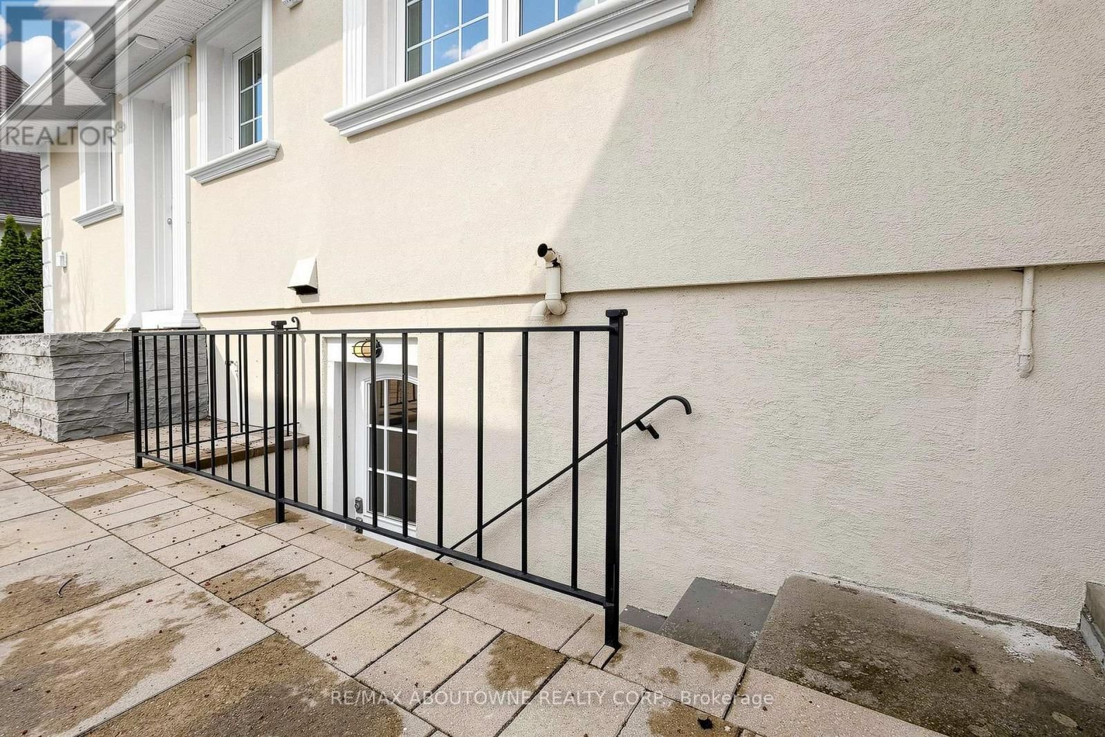 1316 CAMBRIDGE DRIVE Image 38