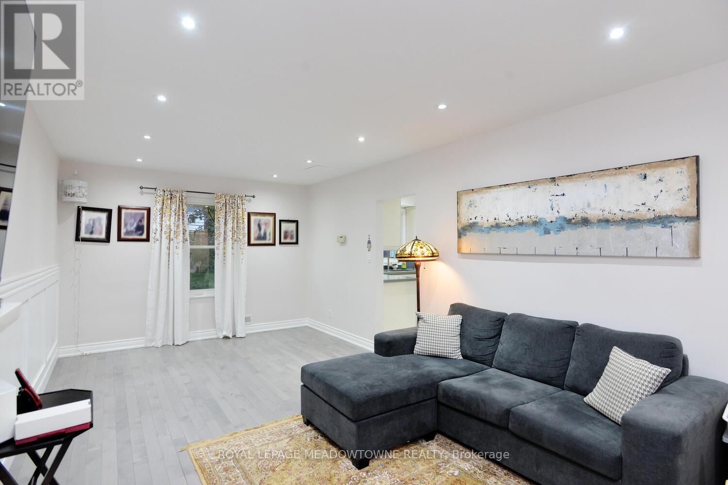 825 NORTH SERVICE ROAD Image 10