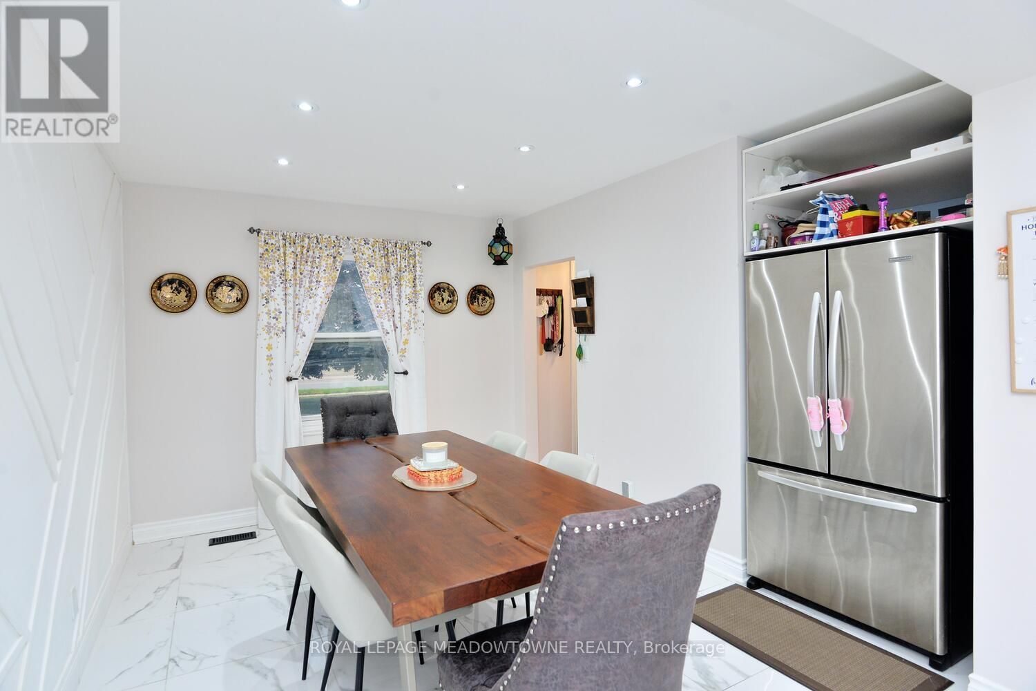 825 NORTH SERVICE ROAD Image 14