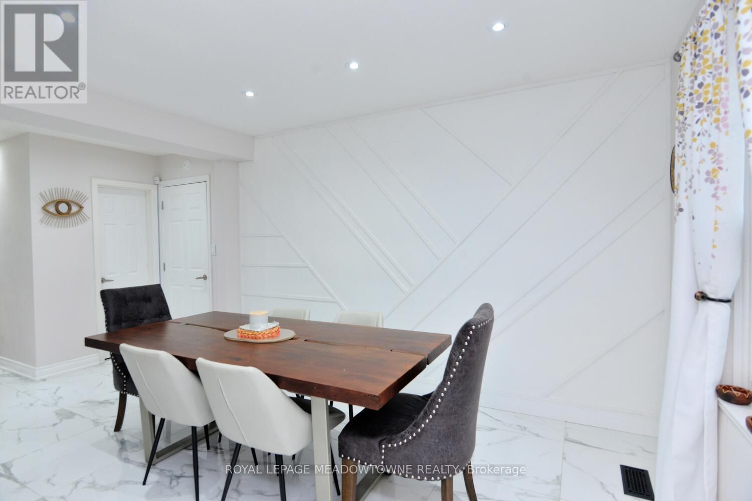 825 NORTH SERVICE ROAD Image 15