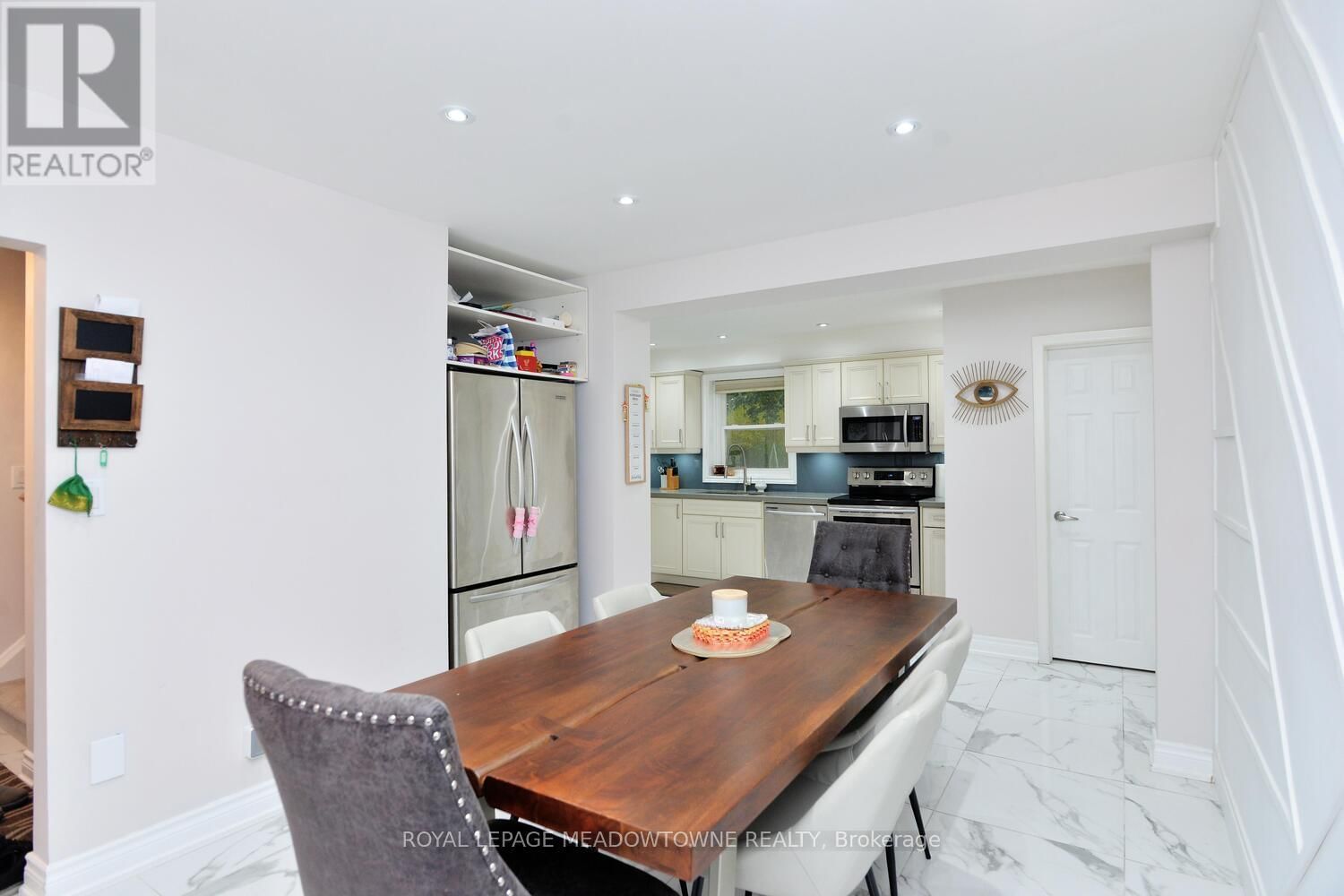 825 NORTH SERVICE ROAD Image 16