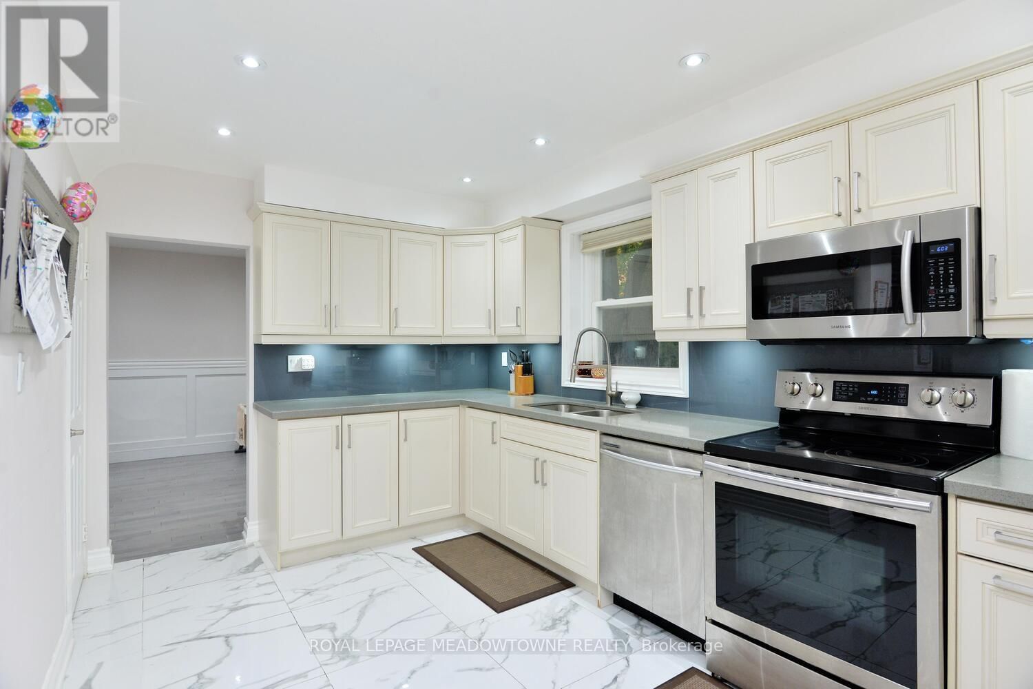 825 NORTH SERVICE ROAD Image 17