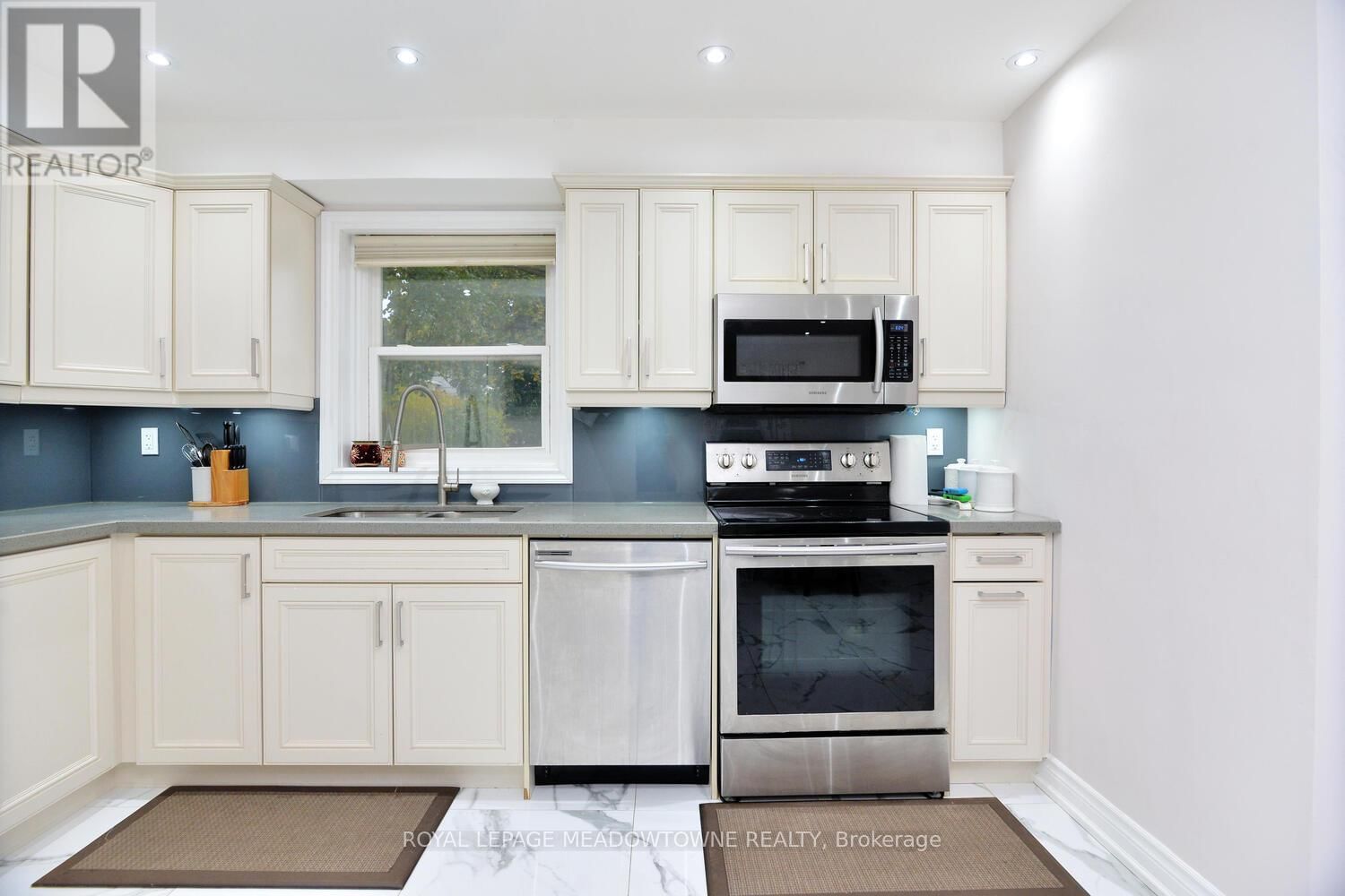 825 NORTH SERVICE ROAD Image 19