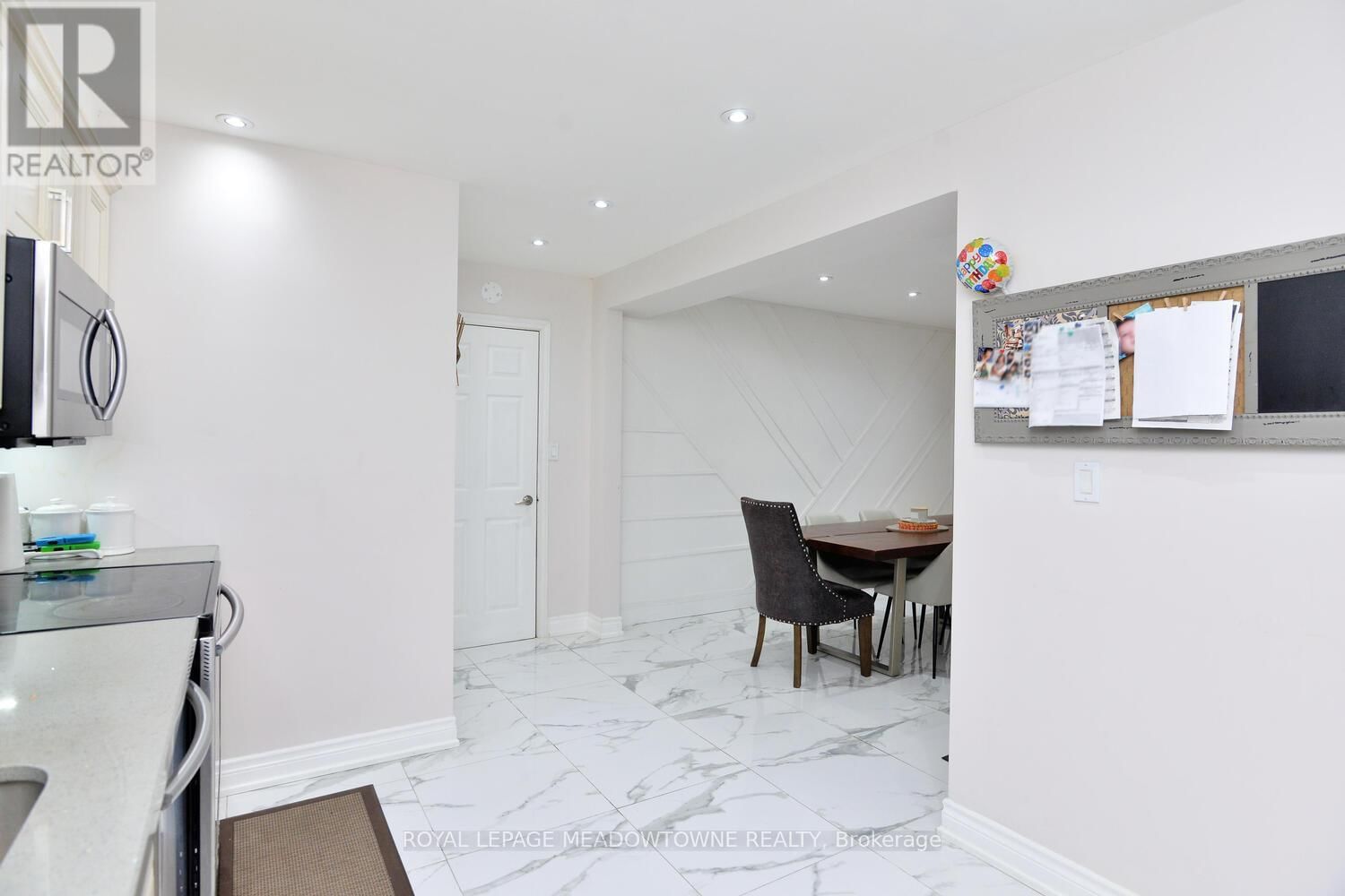 825 NORTH SERVICE ROAD Image 20