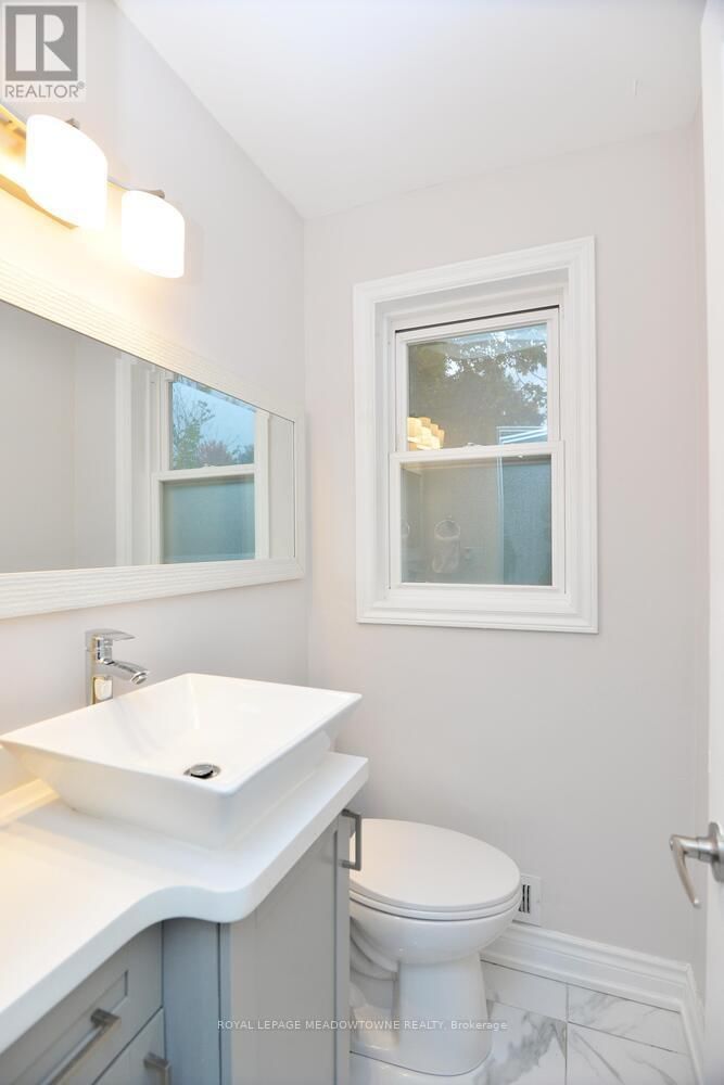 825 NORTH SERVICE ROAD Image 21