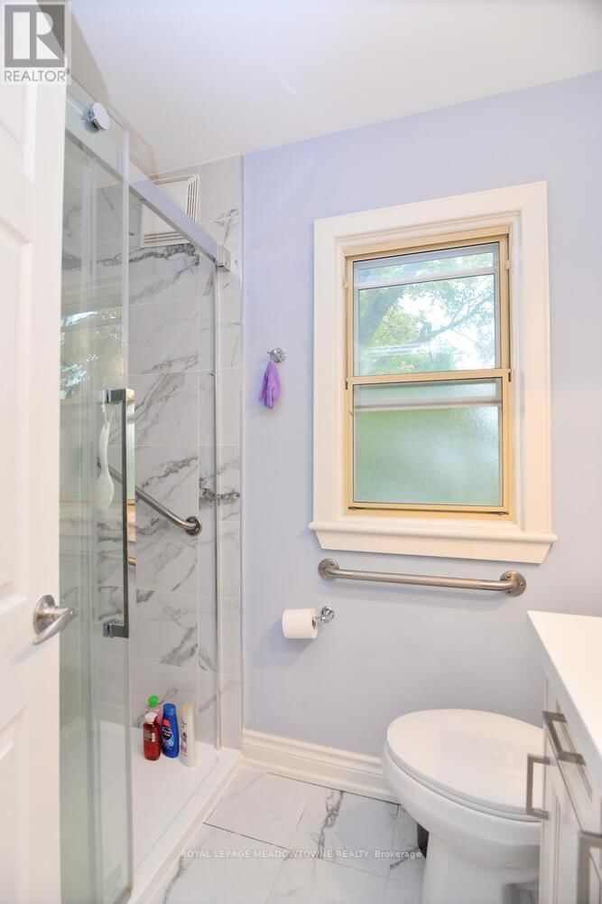 825 NORTH SERVICE ROAD Image 31