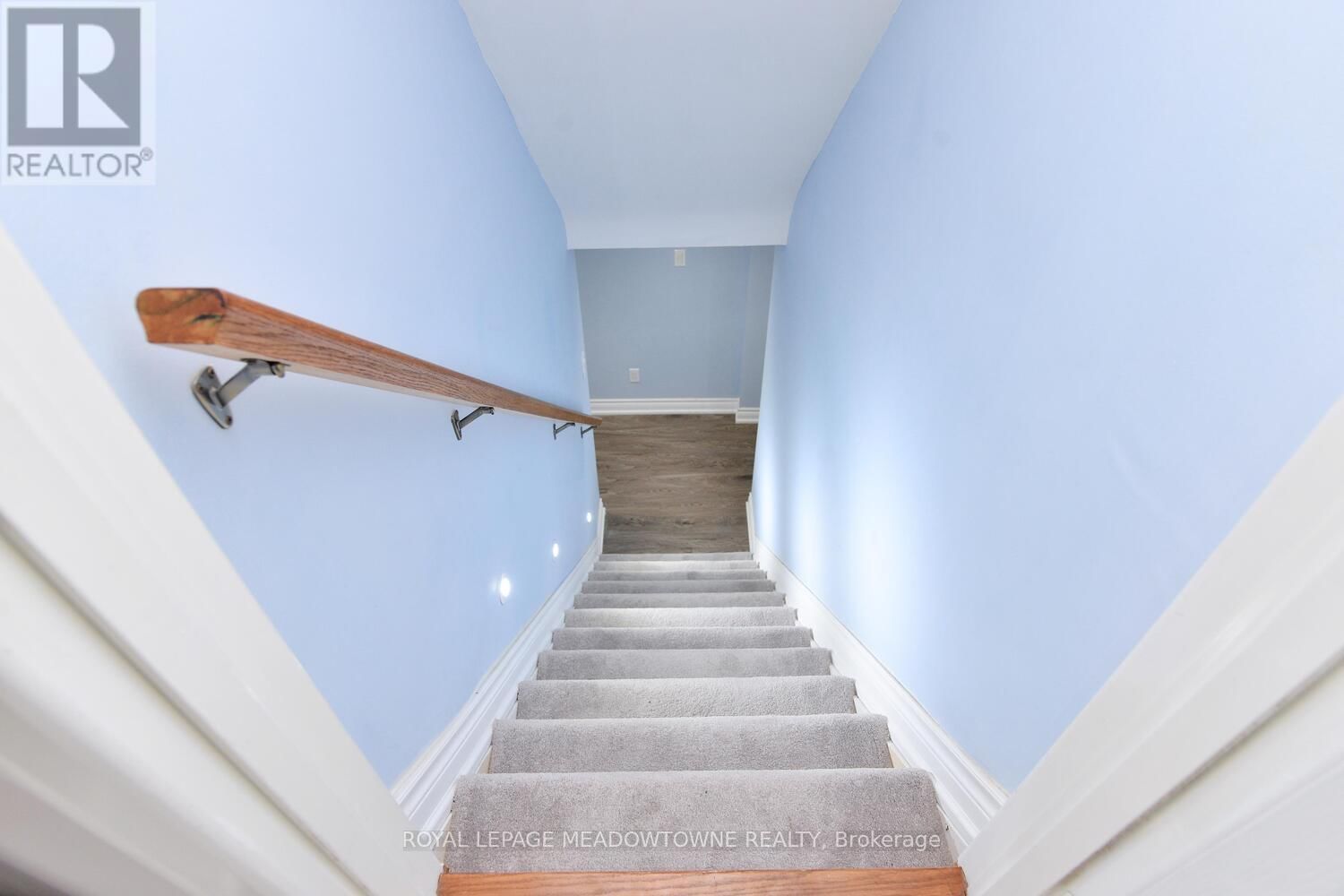 825 NORTH SERVICE ROAD Image 32