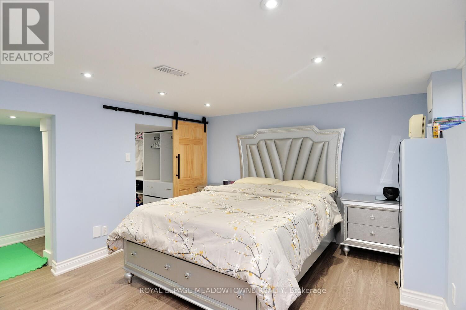 825 NORTH SERVICE ROAD Image 33