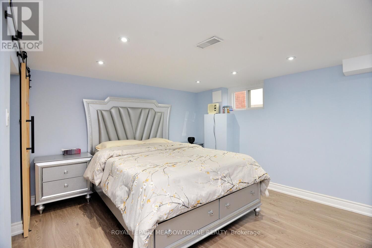 825 NORTH SERVICE ROAD Image 34