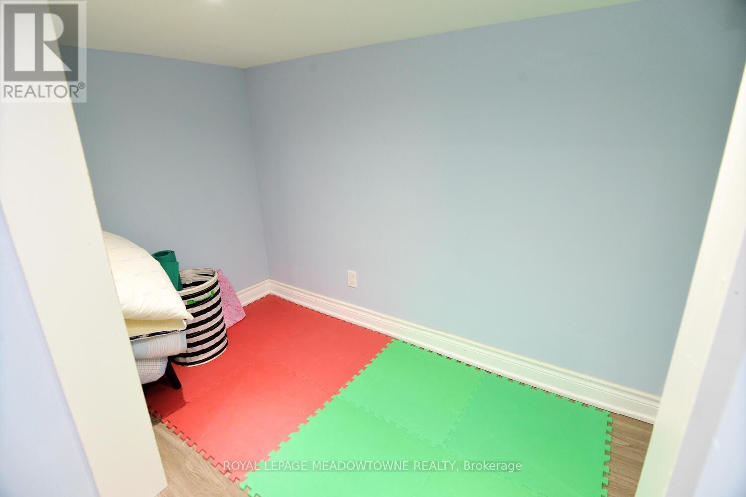 825 NORTH SERVICE ROAD Image 35