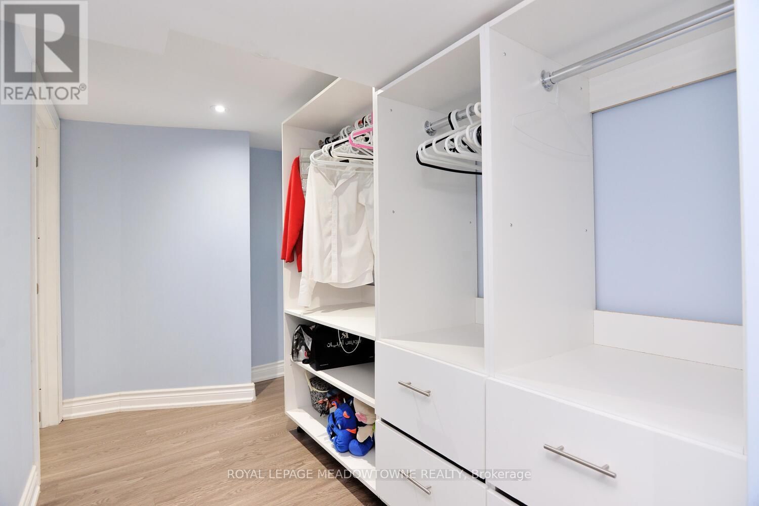 825 NORTH SERVICE ROAD Image 36